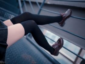 清纯制服过膝黑丝美女室外写真图片合集