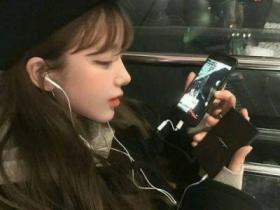 披发的成熟女生头像_深情对视的女生QQ头像