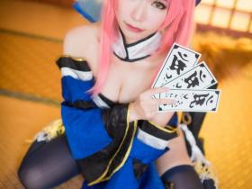 小姐姐Cosplay性感黑丝小懒猫 耳朵可爱吗?