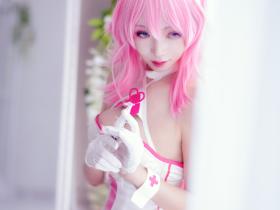 高清粉色系萝莉御姐动漫护士装八重樱Cosplay 头上粉耳朵好看吗?