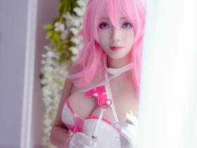 高清粉色系萝莉御姐动漫护士装八重樱Cosplay 头上粉耳朵好看吗?