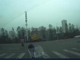 小学生斑马线向礼让司机鞠躬视频刷爆朋友圈 暖心的一幕正能量满满的