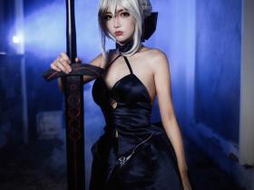 黑saber小姐姐的Cosplay 性感黑丝袜还有手中的大宝剑