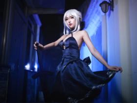 黑saber小姐姐的Cosplay 性感黑丝袜还有手中的大宝剑