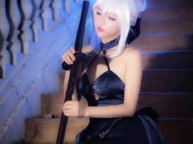 黑saber小姐姐的Cosplay 性感黑丝袜还有手中的大宝剑