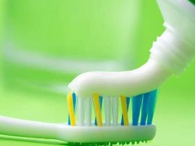 没有带牙刷用什么代替刷牙？